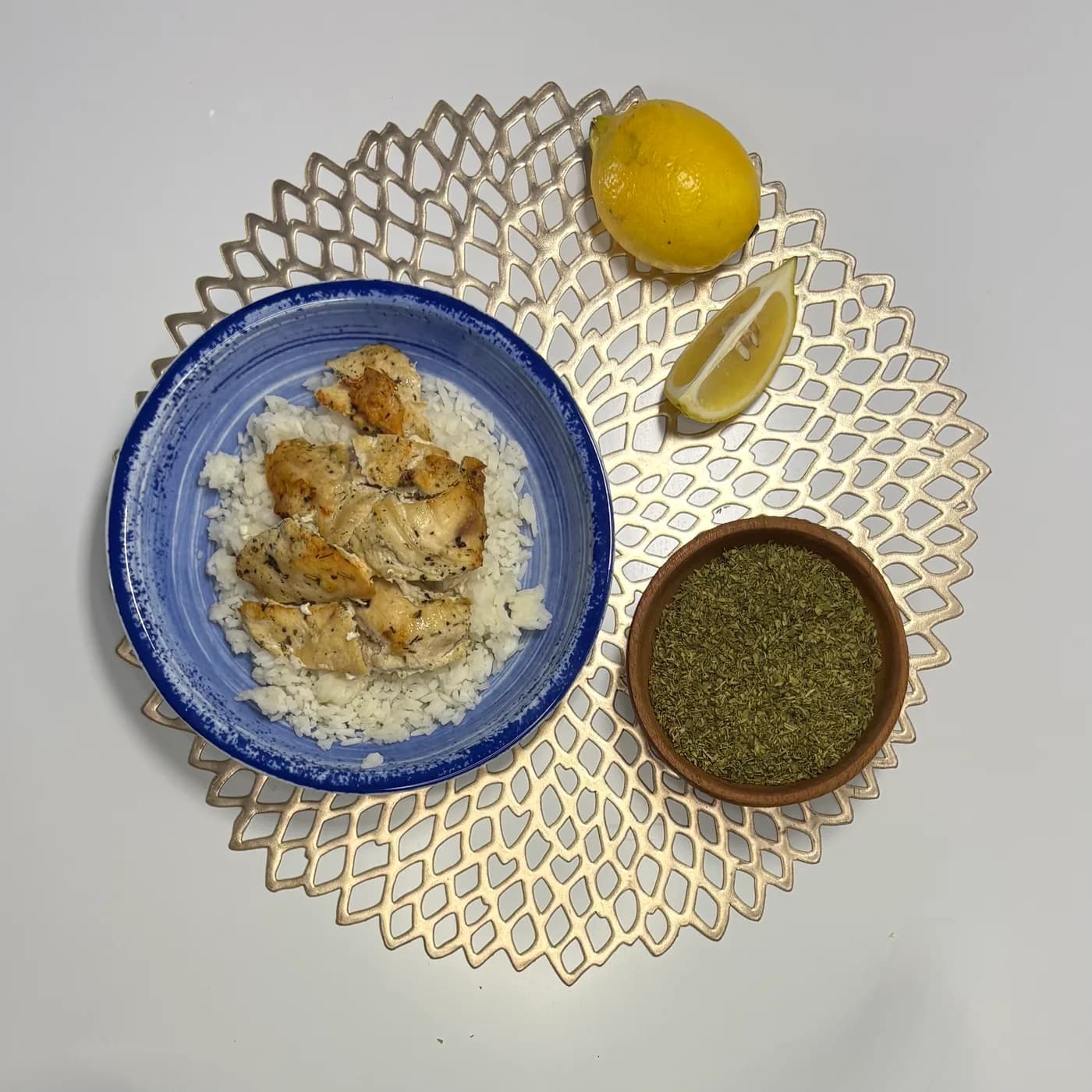 Pechuga de pollo marinada con hierbas y limón