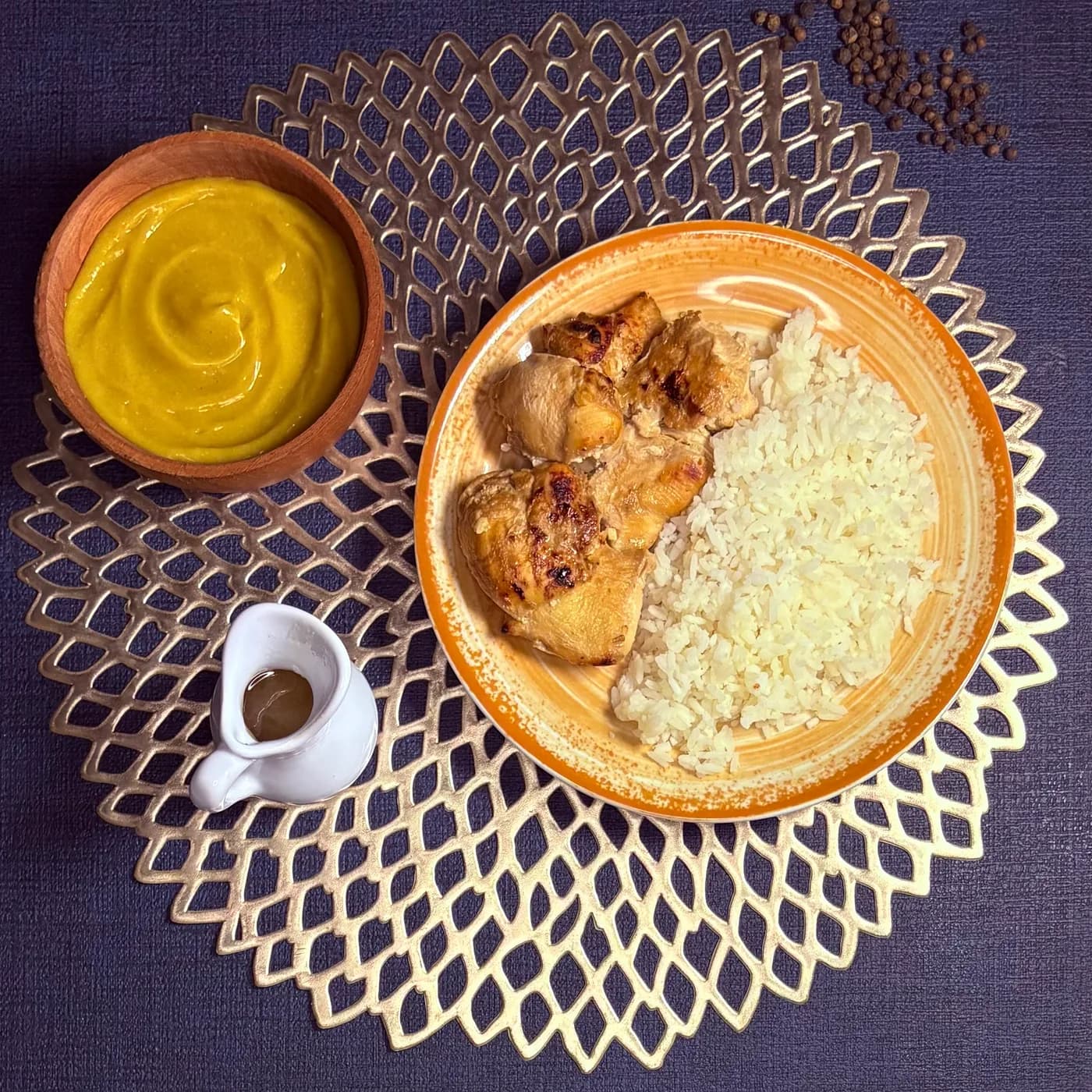 Pechuga de pollo glaseada con miel, mostaza y romero